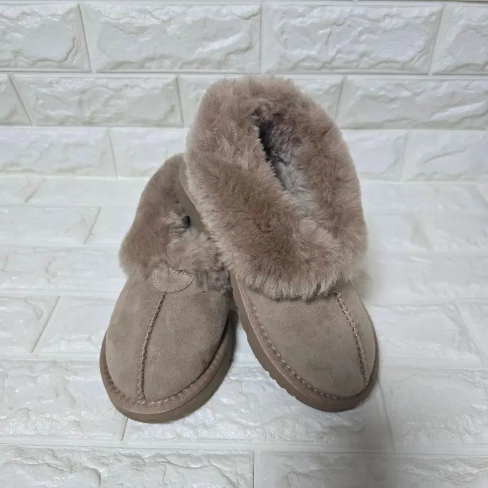 UGG EU35 아드리안 앵클미니 부츠