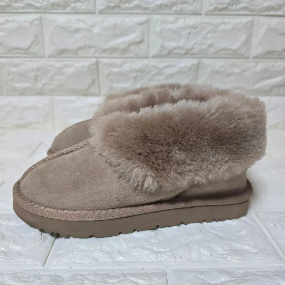 UGG EU35 아드리안 앵클미니 부츠