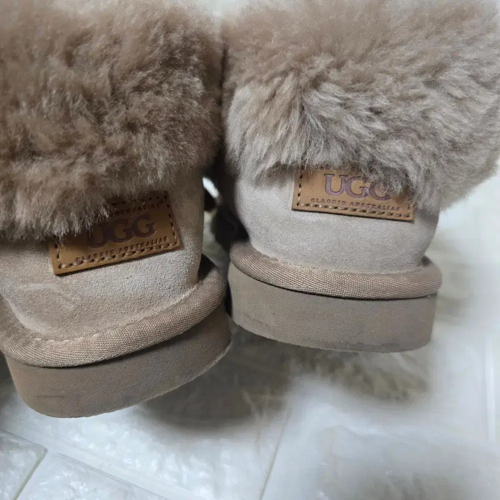 UGG EU35 아드리안 앵클미니 부츠