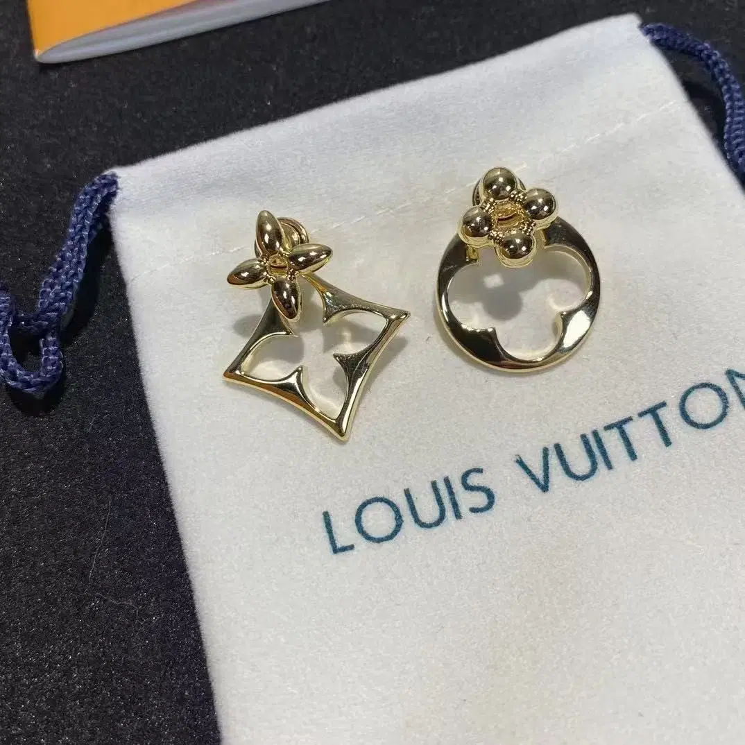 LOUIS VUITTON스터드 귀걸이