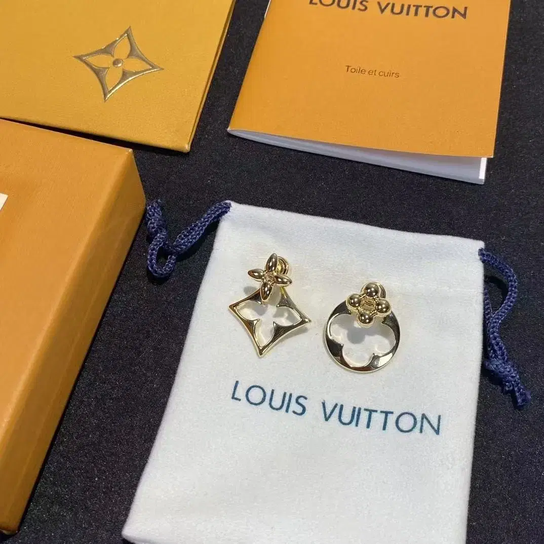 LOUIS VUITTON스터드 귀걸이