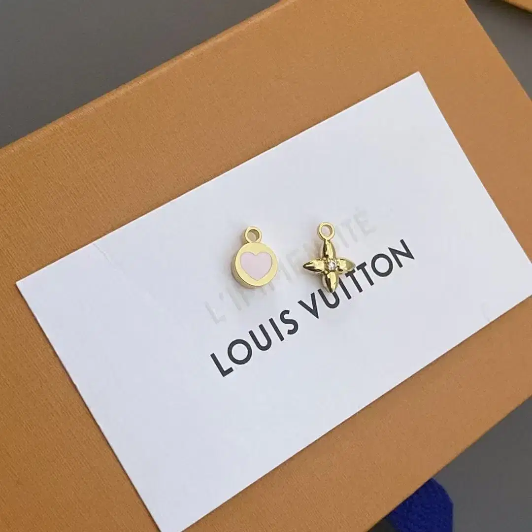 LOUIS VUITTON스터드 귀걸이