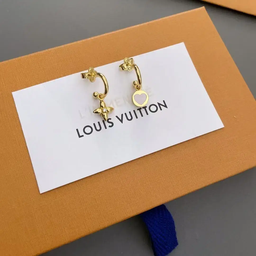 LOUIS VUITTON스터드 귀걸이