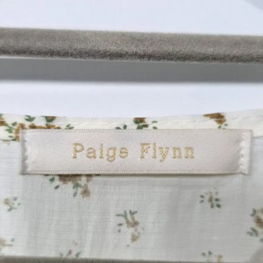 Paige Flynn 꽃무늬 블라우스