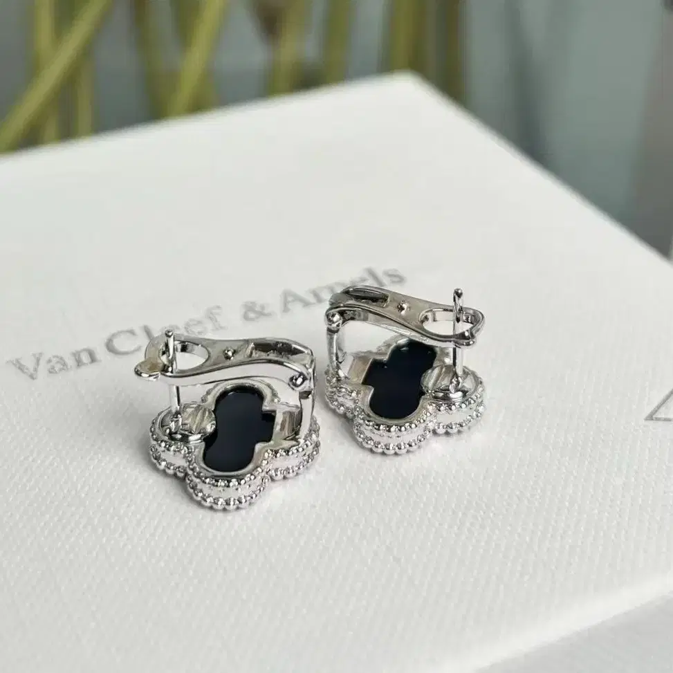 Van Cleef & Arpels네잎 클로버 귀걸이