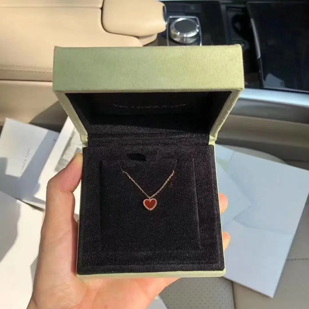 Van Cleef & Arpels 사랑 펜던트 목걸이