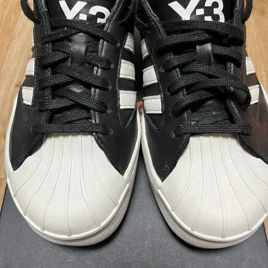 Y-3 요지스타 블랙화이트 255