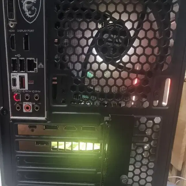 깨끗한 컴퓨터 본체 (i7-9700F/RTX2070/RAM 16G/SS