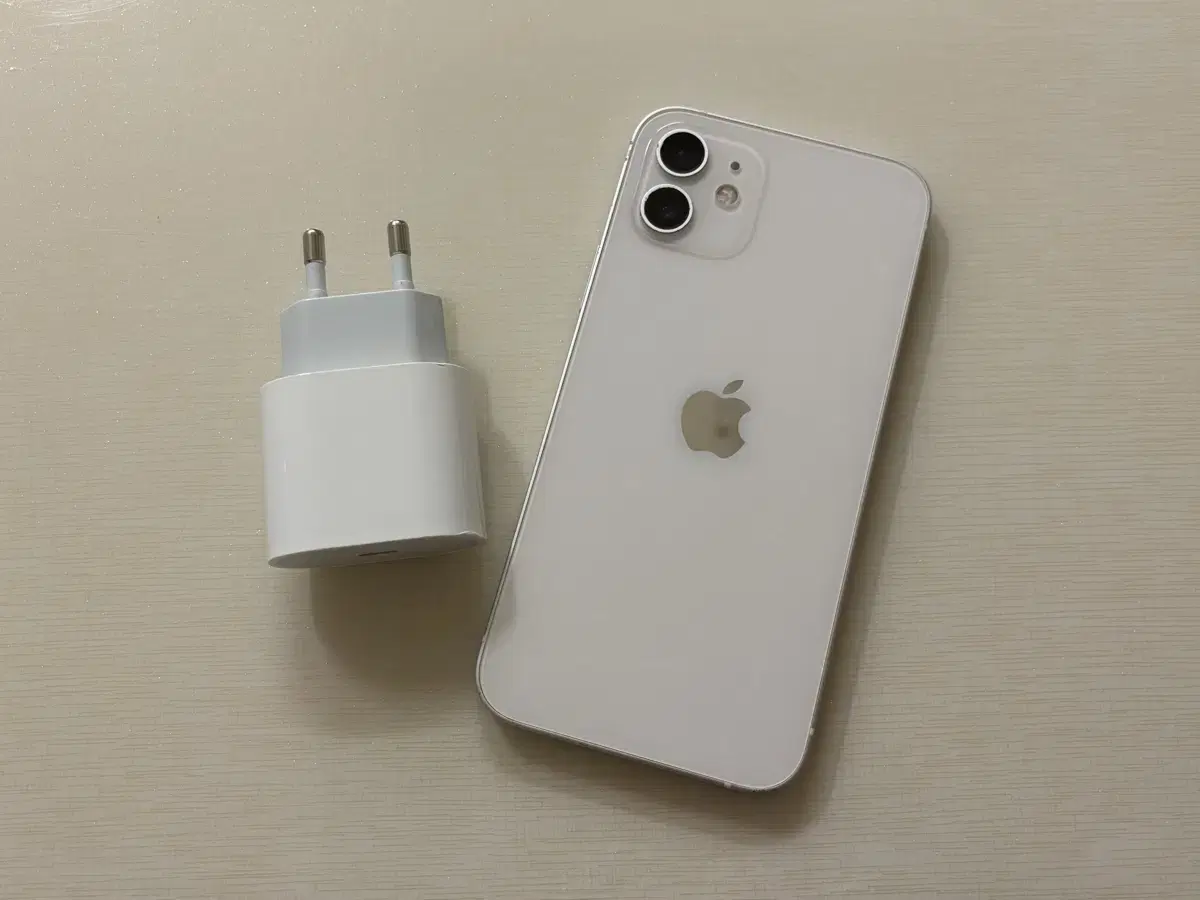 iPhone 12 128GB White + Apple Genuine USB C Type Adapter