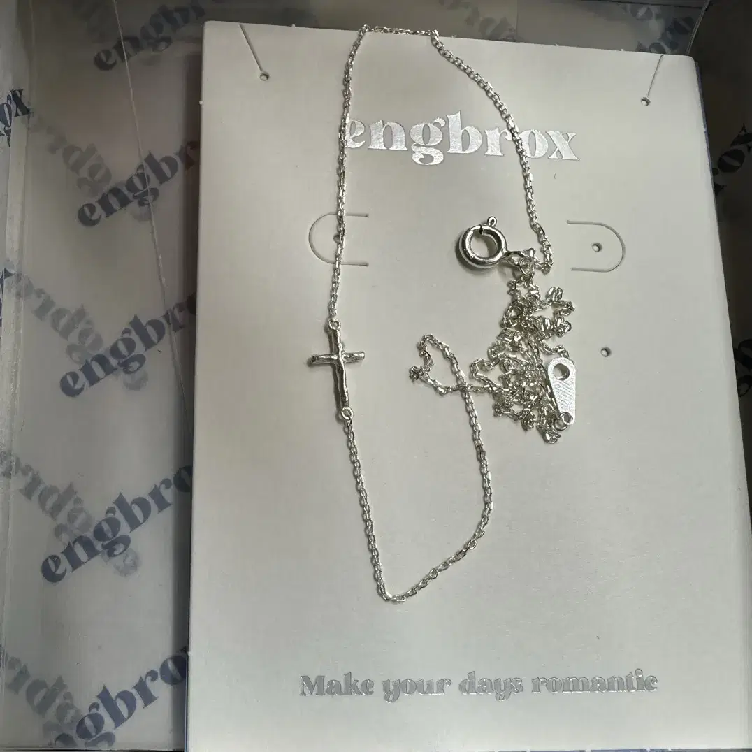 앵브록스 krisi cross necklace