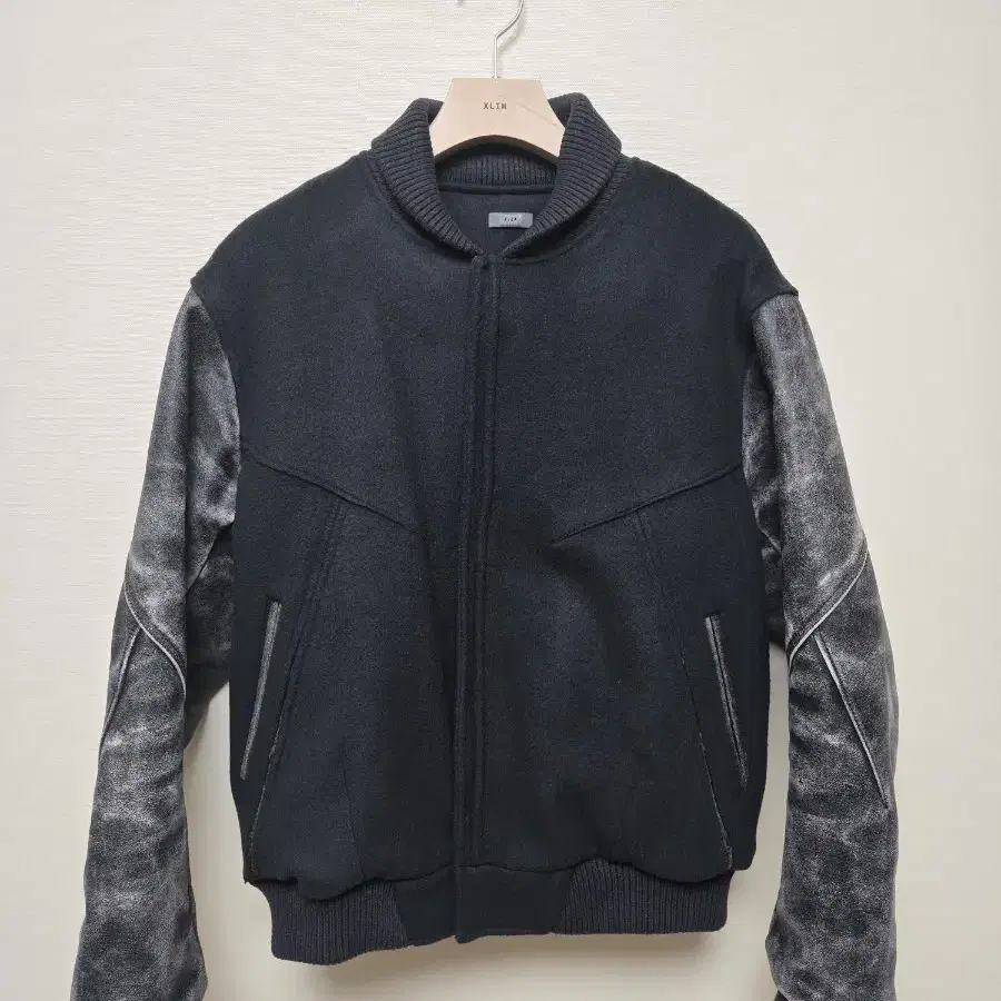 [L] EP.6 SYNOPSIS 01 JACKET :CHARCOAL