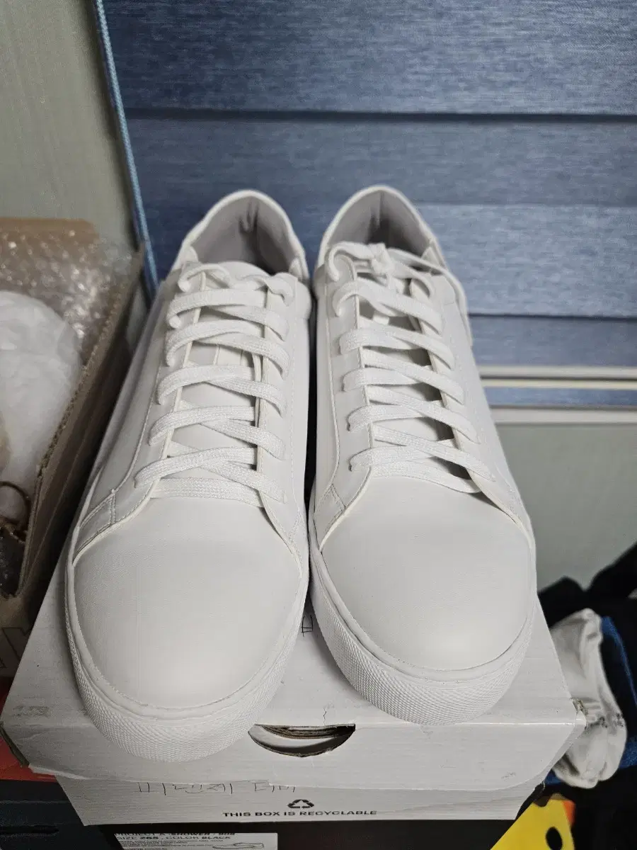 White sneakers 265