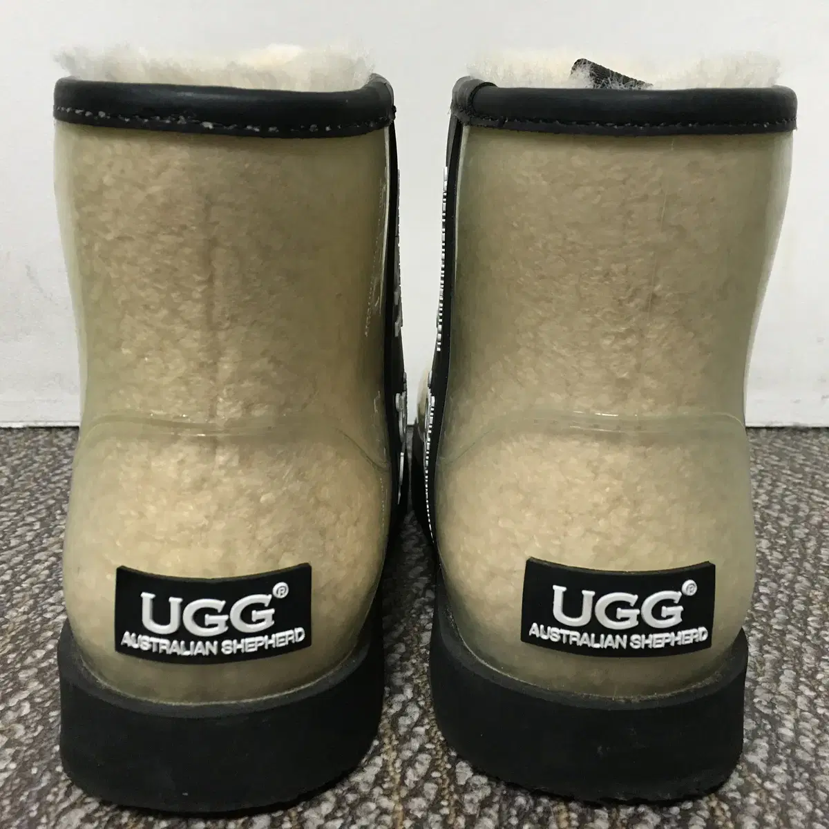 UGG 어그 클리어 양털 부츠 240