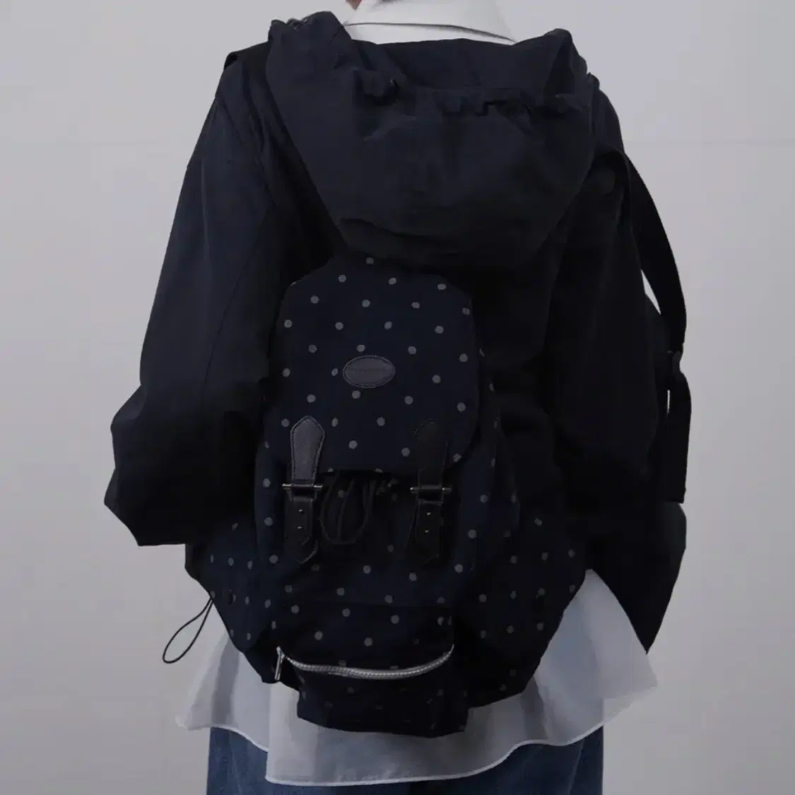 오헤시오 DOT BACKPACK NAVY 가방