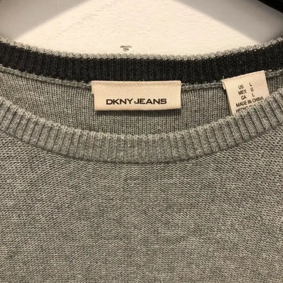 DKNY JEANS 빈티지 레터링 니트 그레이