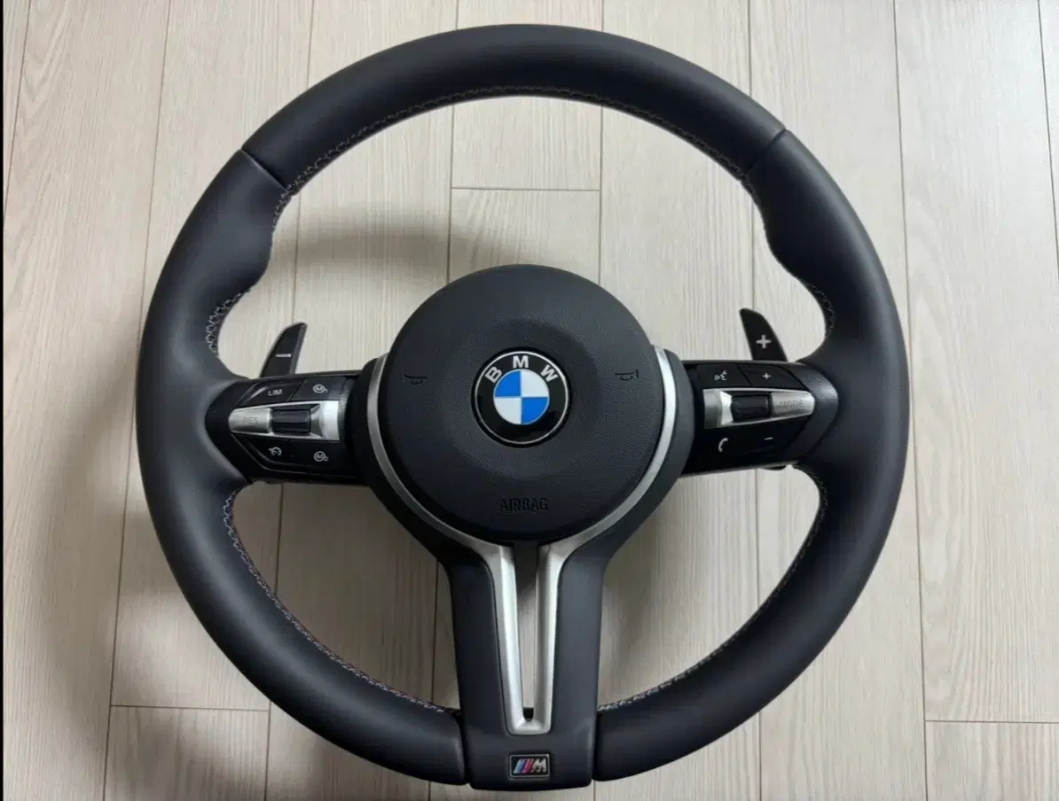 bmw f10 5시리즈 m핸들 판매합니다.