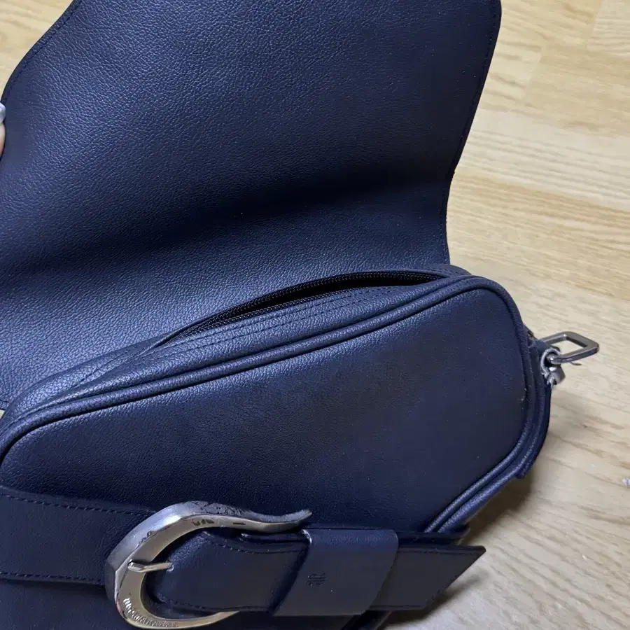 이우가마카라스 H-Buckle Holster Bag