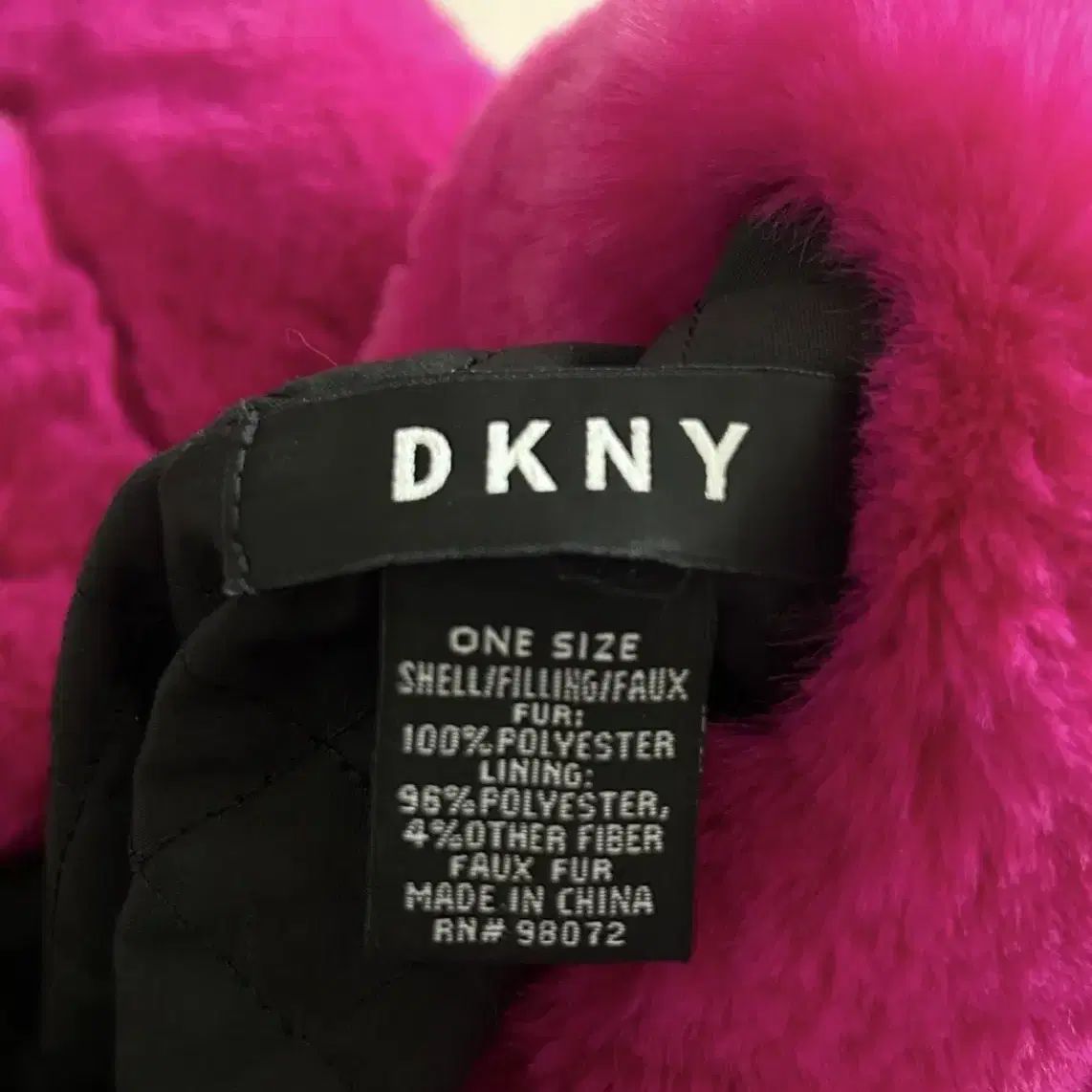 DKNY 퍼 모자