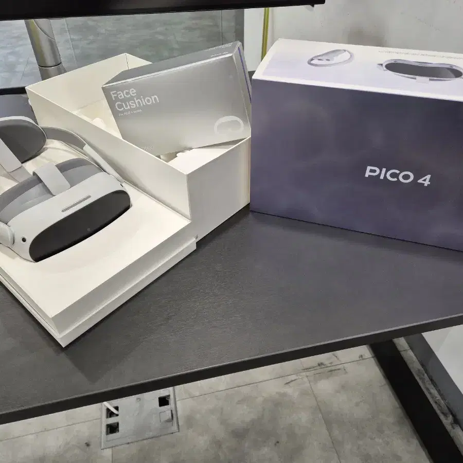 PICO 4 VR 헤드셋 (새 안면폼 증정)