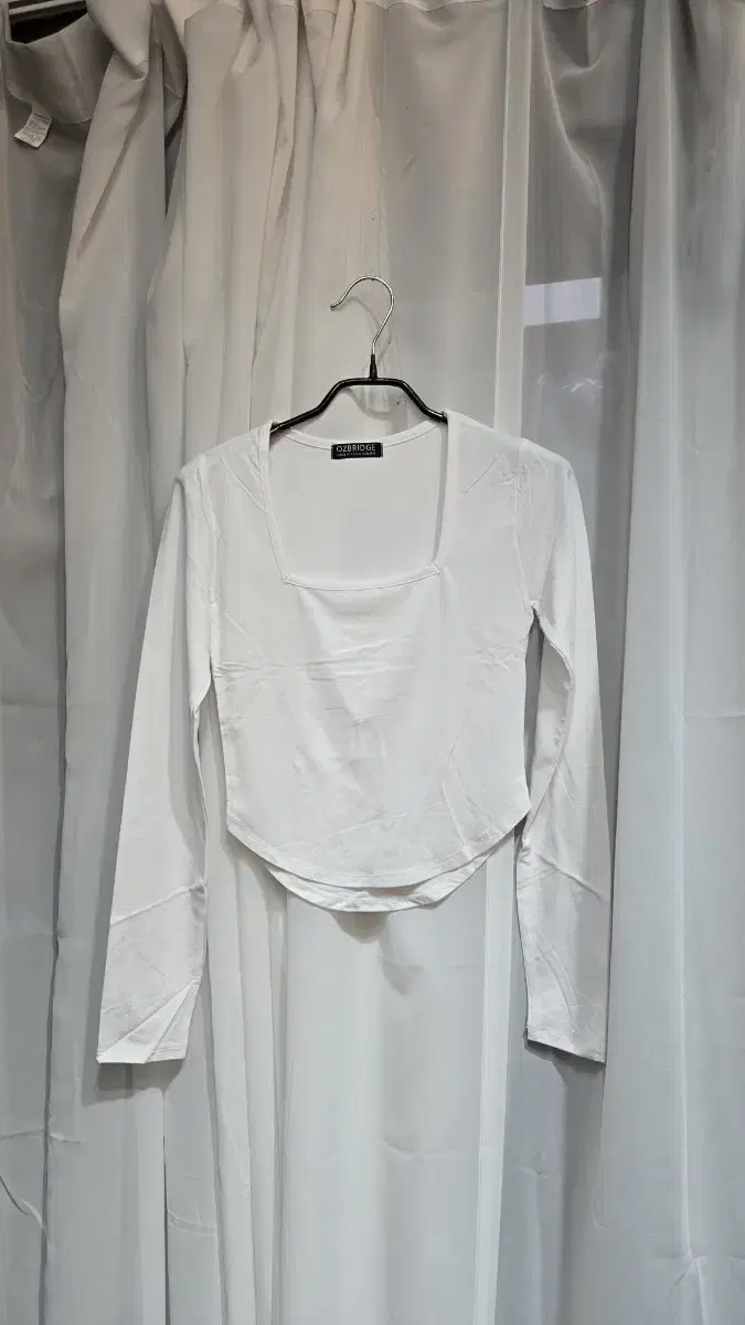 White hem, front and back, unfinished square neck, short-sleeved, long-sleeved