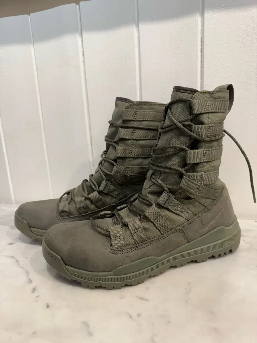 나이키 Nike Combat Boots  Size 9