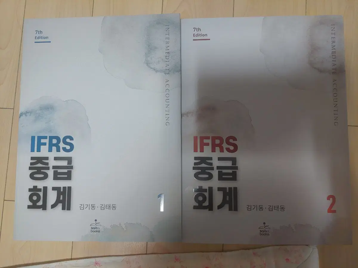 IFRS 중급회계 1,2(샘앤북스, 김기동, 김태동, 제7판) 팝니다