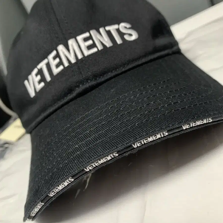 신품 베트멍 로고자수 볼캡 OS VETEMENTS