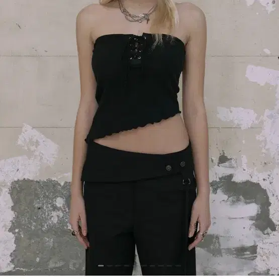 보헤미안서울)) EYELET WAFFLE TUBE TOP, BLACK