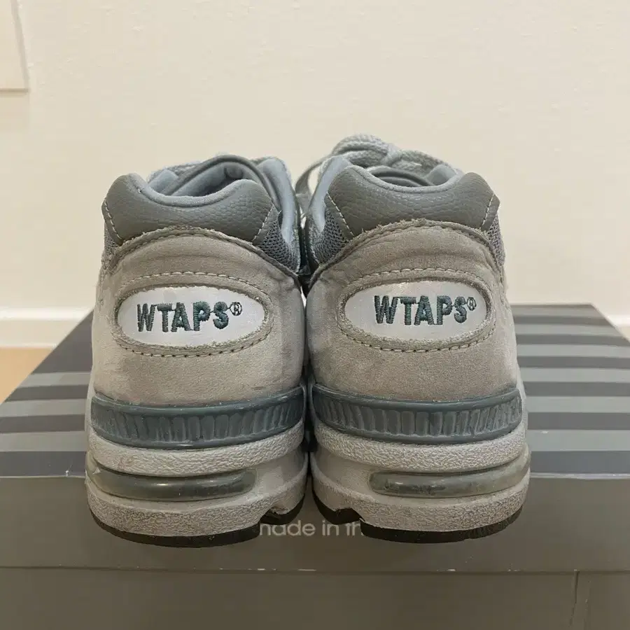 뉴발란스 x wtaps m990v2 255