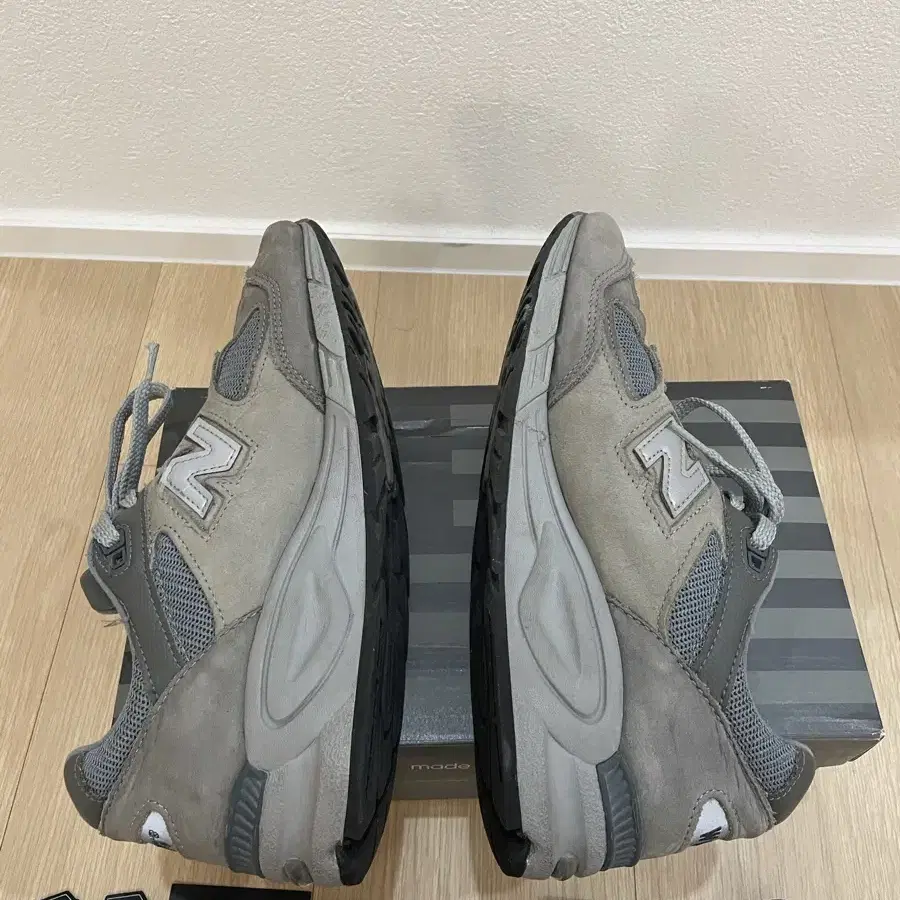 뉴발란스 x wtaps m990v2 255