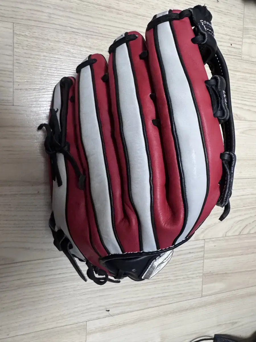 Hong Chang-ki, I'm selling a model baseball glove (I'll give you the glove bag, too)