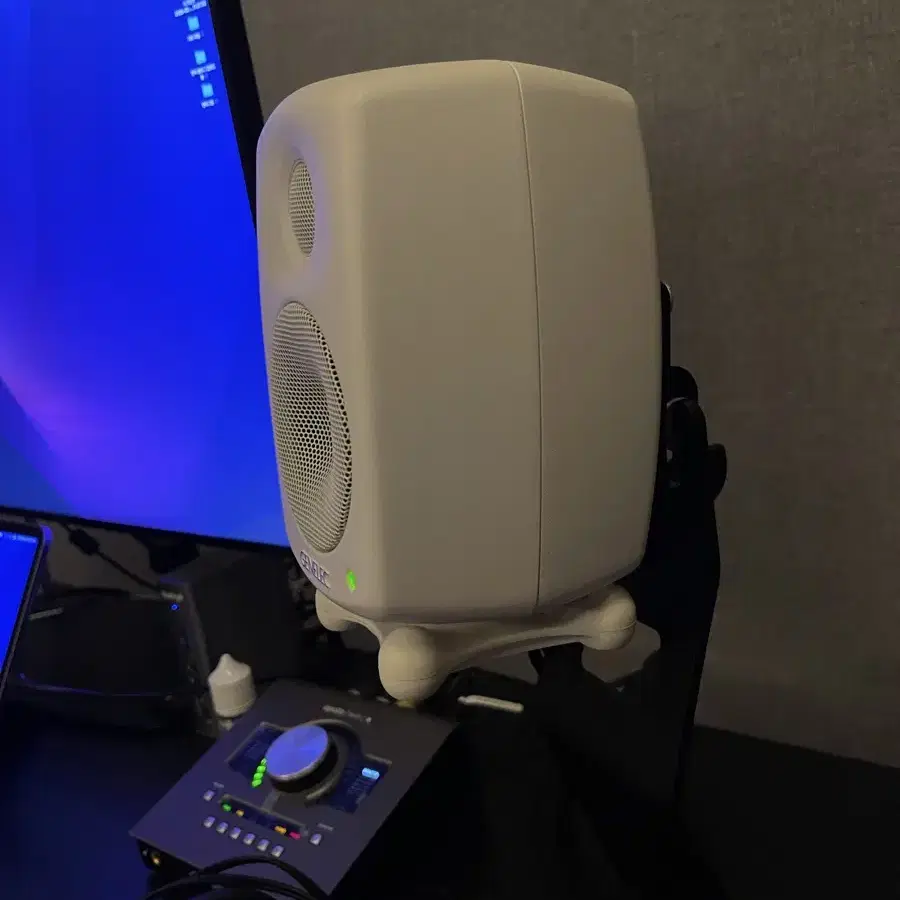 제네렉 Genelec 8010AW 판매합니다. (정품 고가 스탠드 포함)