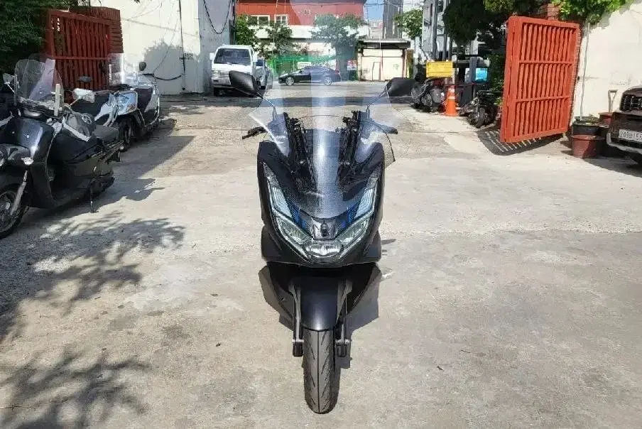 Pcx125ABS 22년식 익실머플러구변완 1만키로 판매합니다