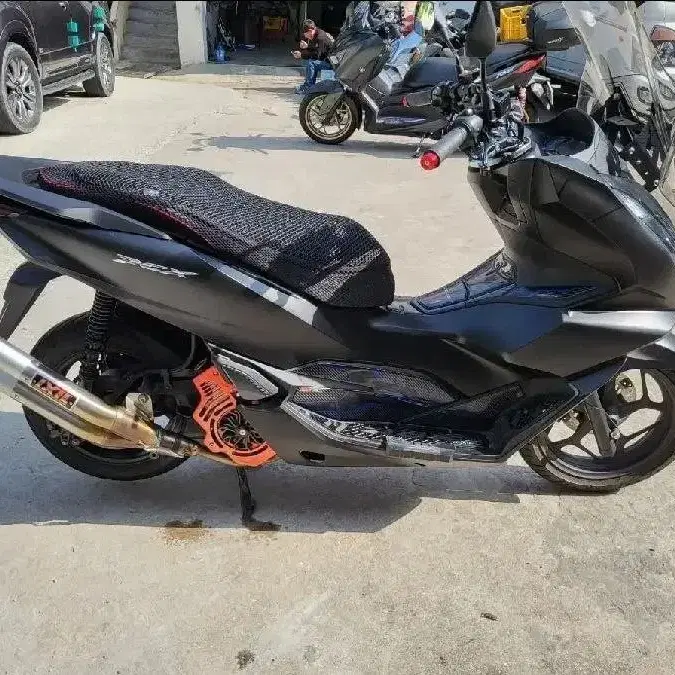 Pcx125ABS 22년식 익실머플러구변완 1만키로 판매합니다