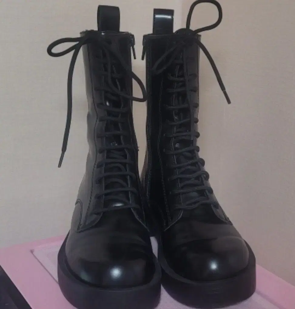Discount) Charles & Keith lace-up boots (36)