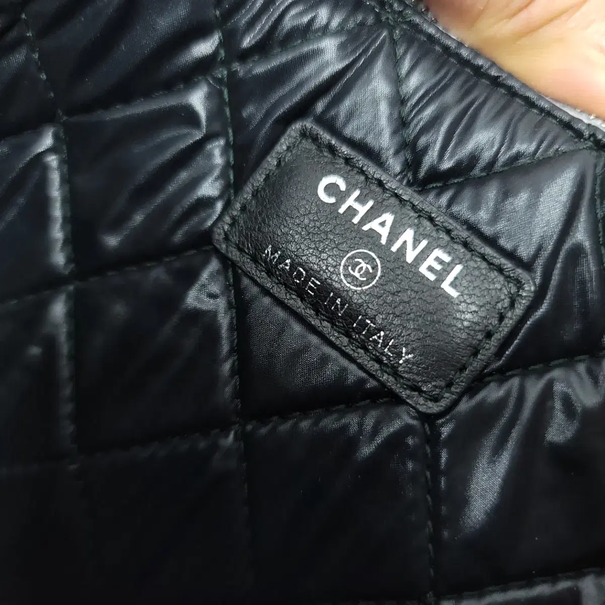 CHANEL 샤넬 보이 클러치백 미디엄 블랙 캔버스 보이브릭 B859