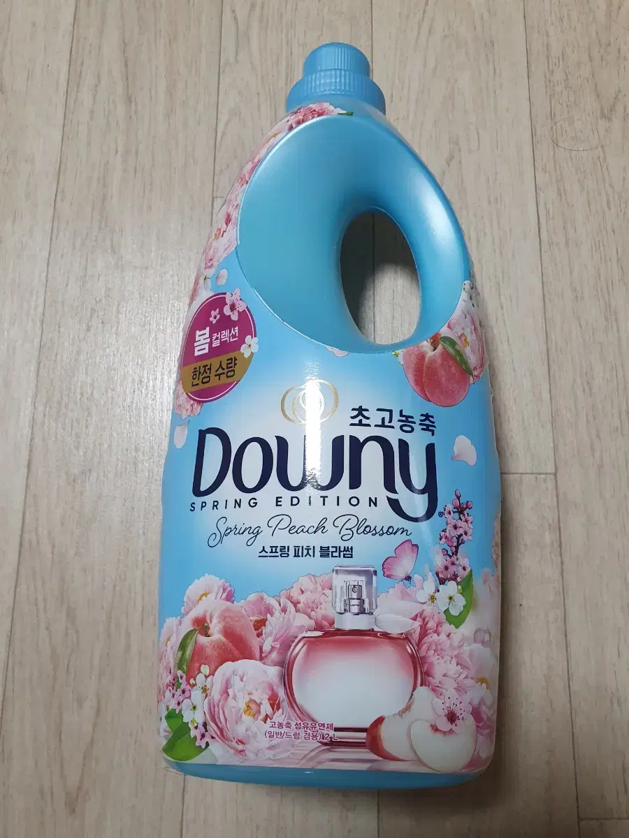 Downey fabric softener + Head & Shoulders shampoo (2 bottles)