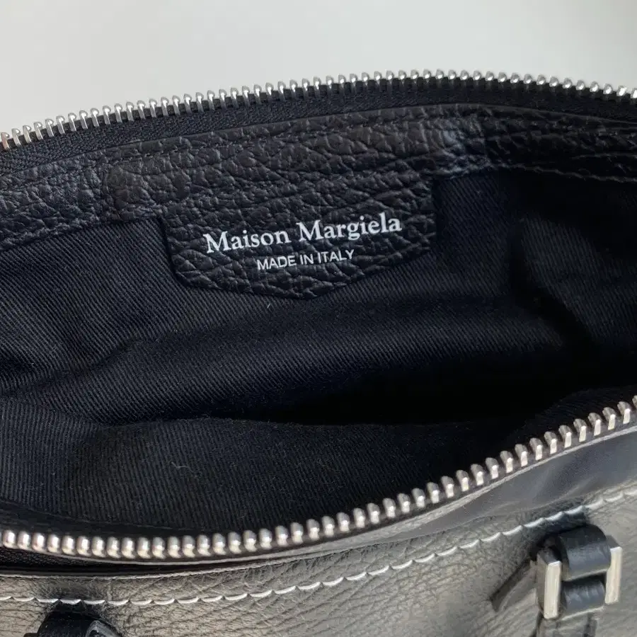 MAISON MARGIELA 블랙 카프스킨 5AC 스몰 토트백