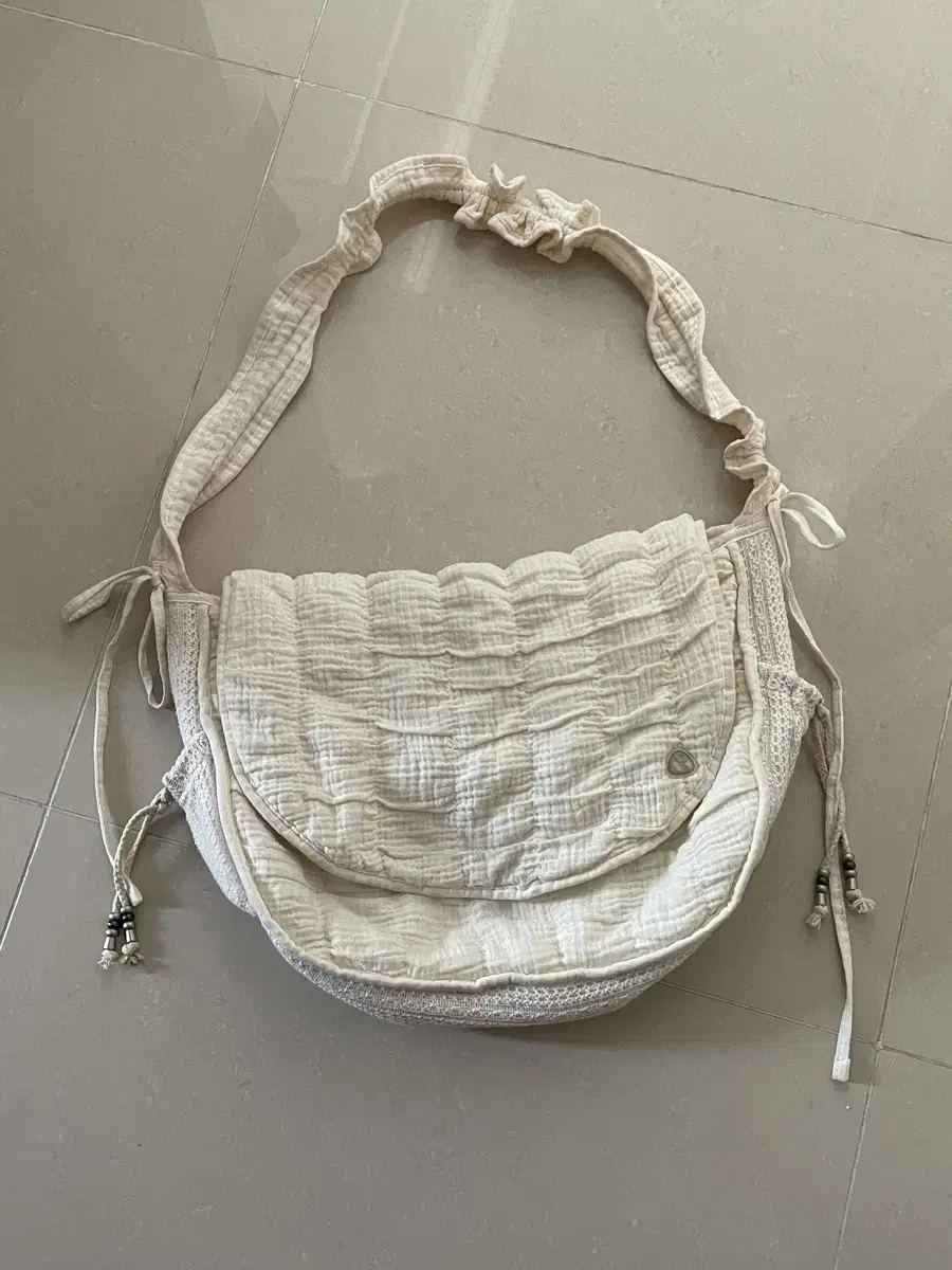 코이세이오 QUILTED CROSS BAG IVORY 크로스 백