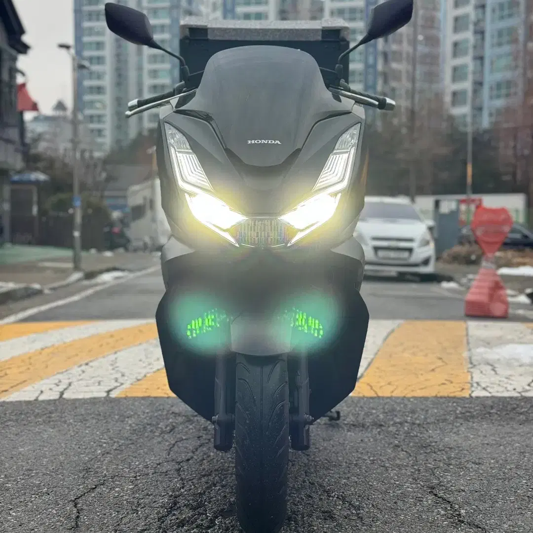 혼다 pcx125 23년식 1만키로 차량 판매합니다.