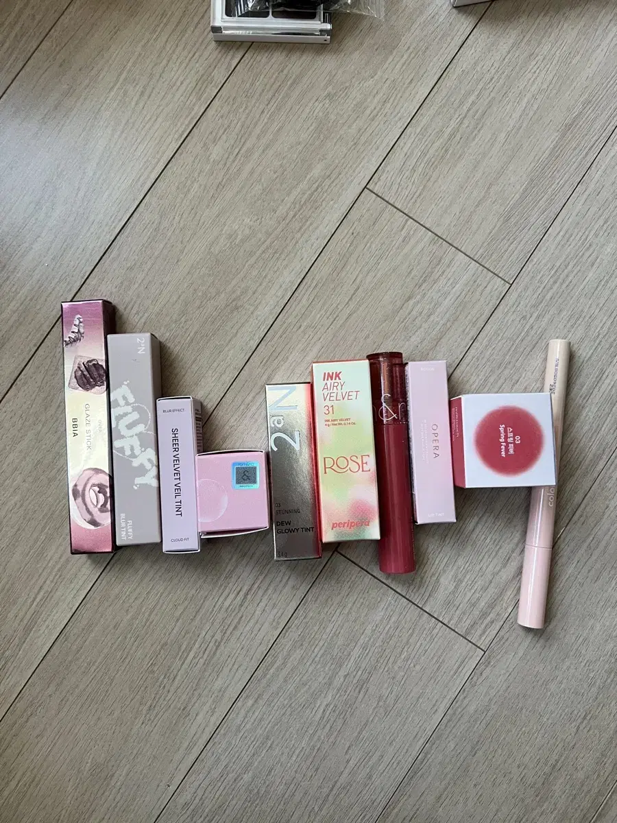 Lip tint, lip liner, lip pot, LOMEN/PIAR, VANILLA ACKO, PERIPERA, etc.