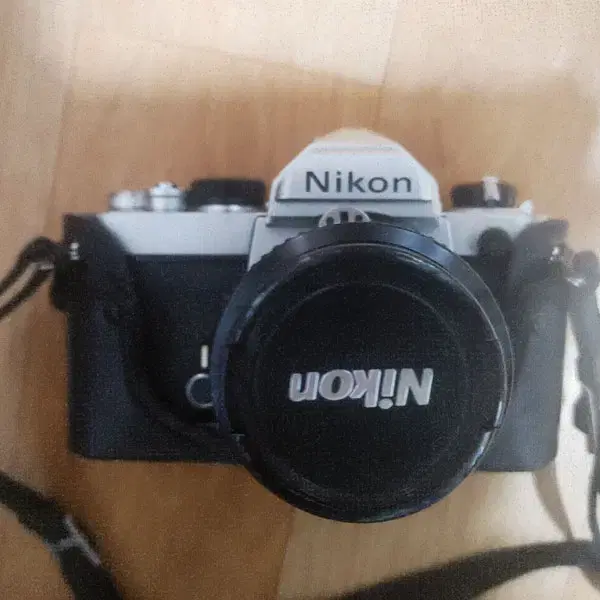 니콘 FM 필름 카메라(NIKON FM)+정품 스트랩, 케이스 판매합니다