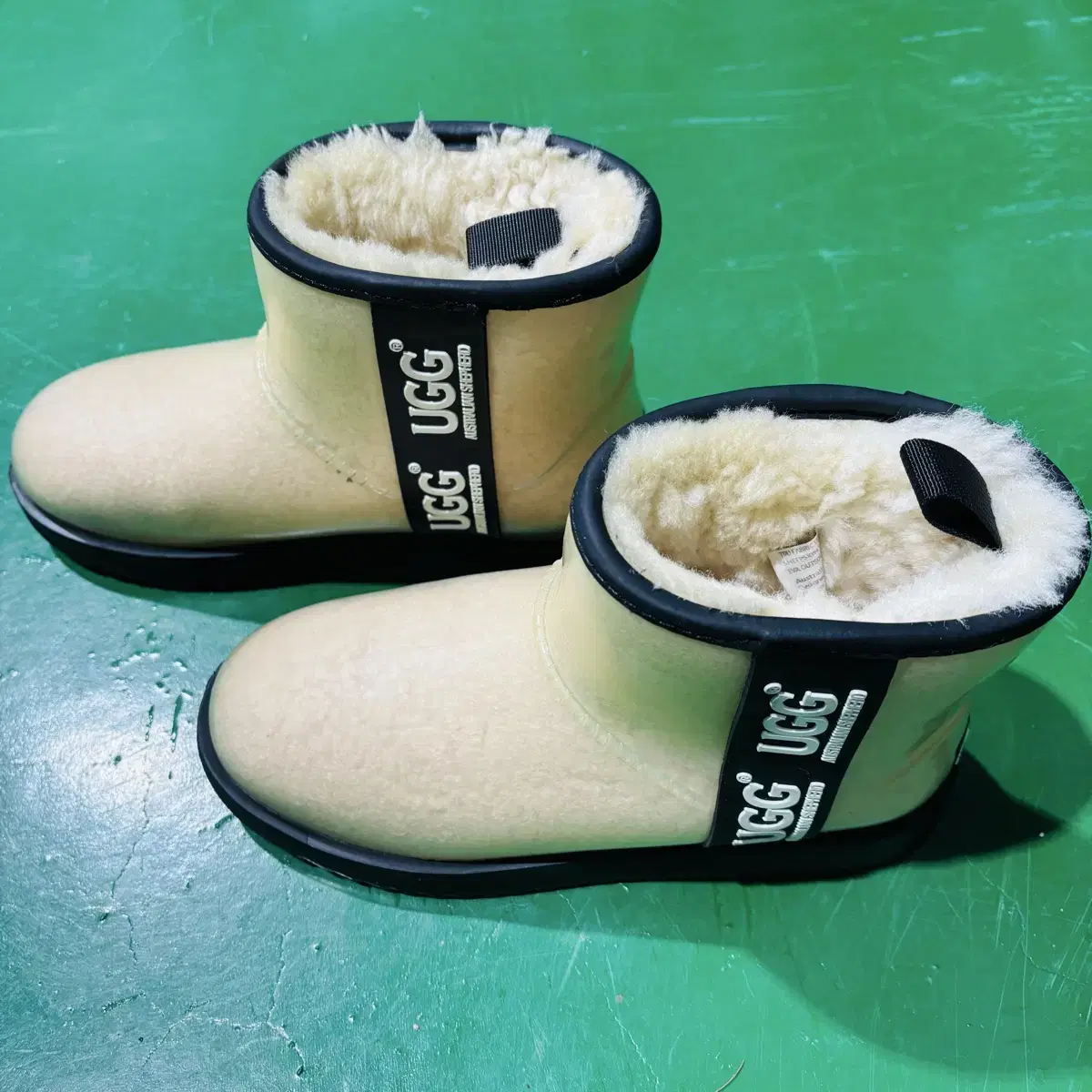 UGG 7