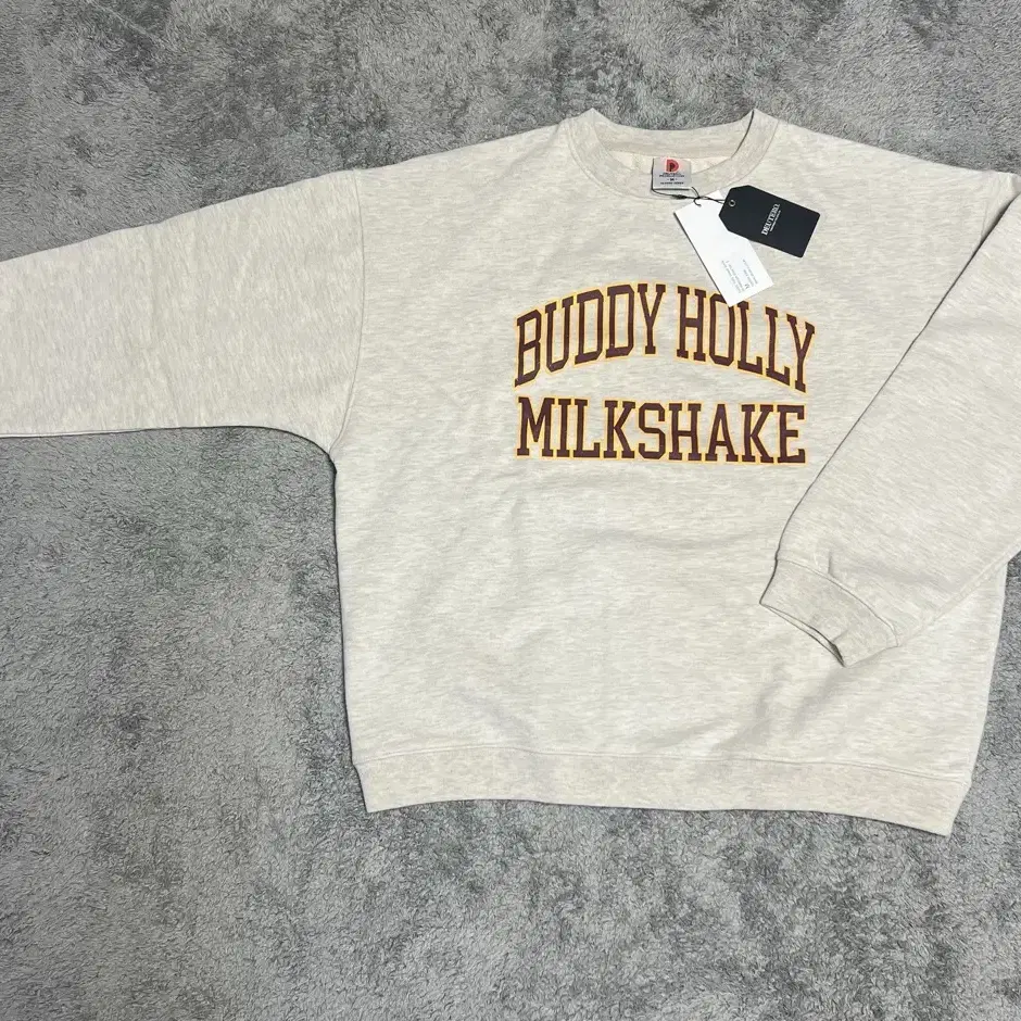 듀테로 맨투맨 buddy holly milkshake