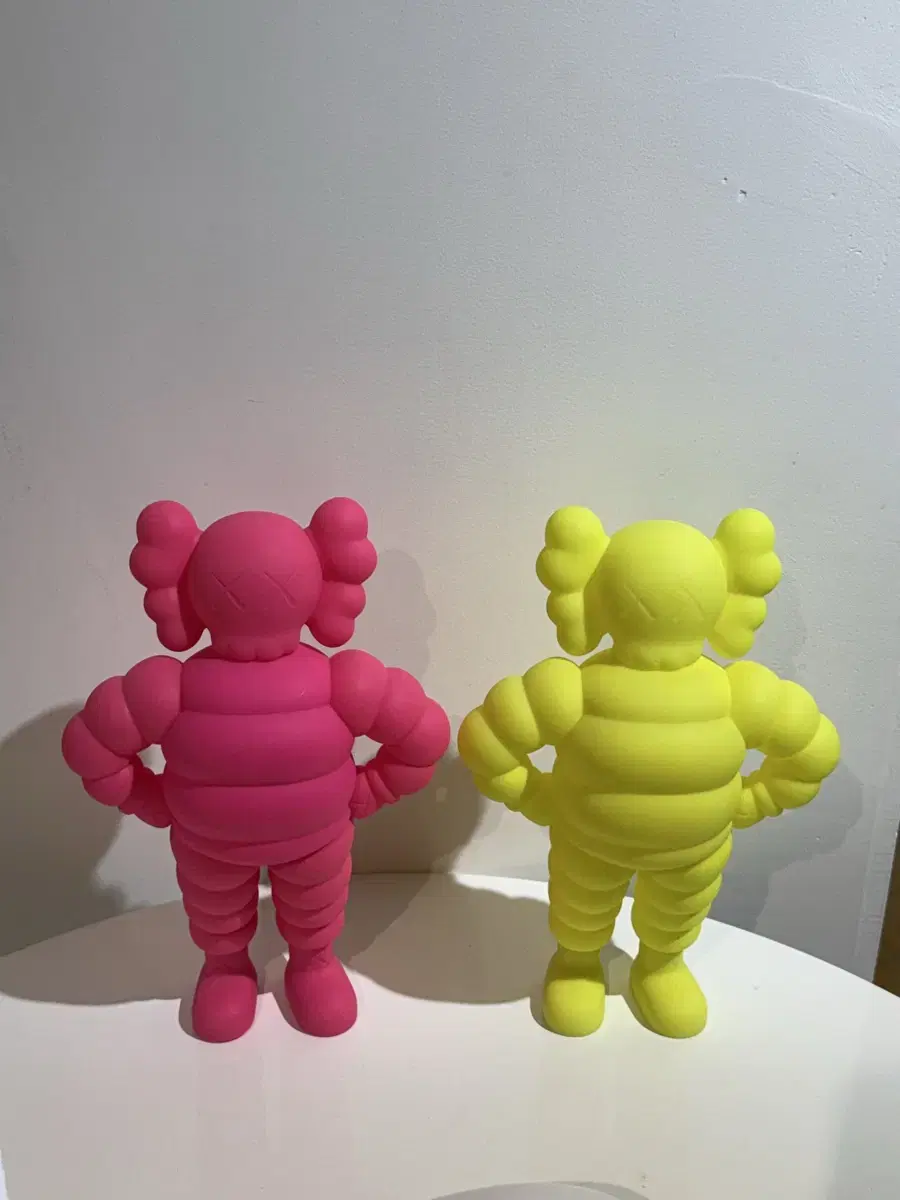 KAWS 카우스 왓파티 피규어 핫핑크 네온 2개 세트 풀박