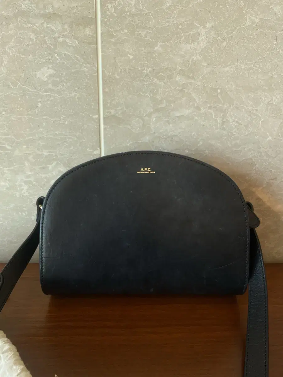 A.P.C 아페쎄 하프문백 정품