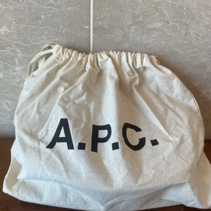 A.P.C 아페쎄 하프문백 정품