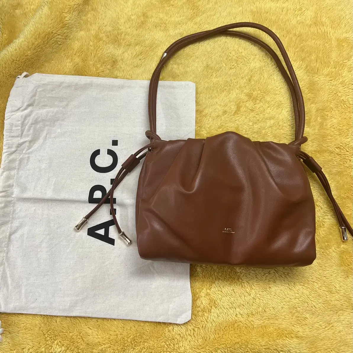 A.P.C 아페쎄 브라운숄더백