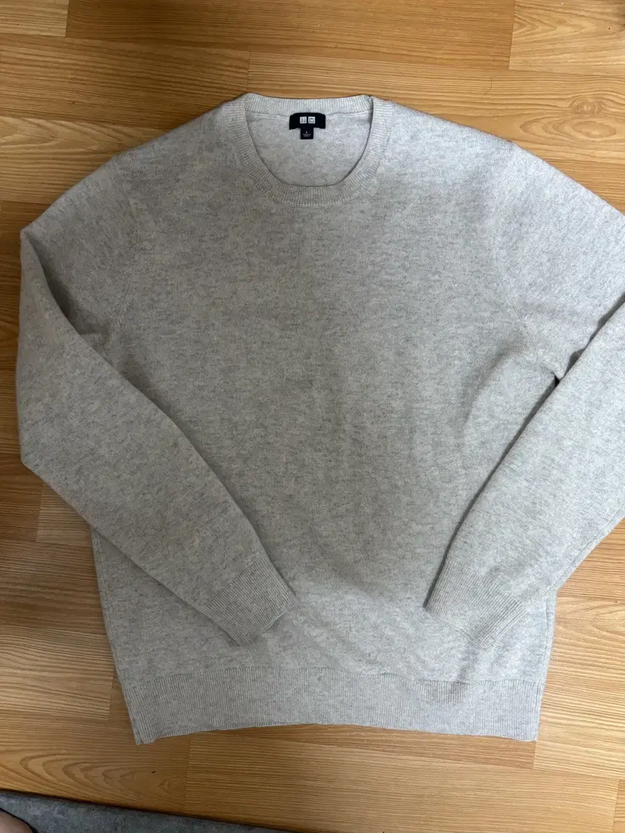 UNIQLO Cashmere Round-Neck Sweater