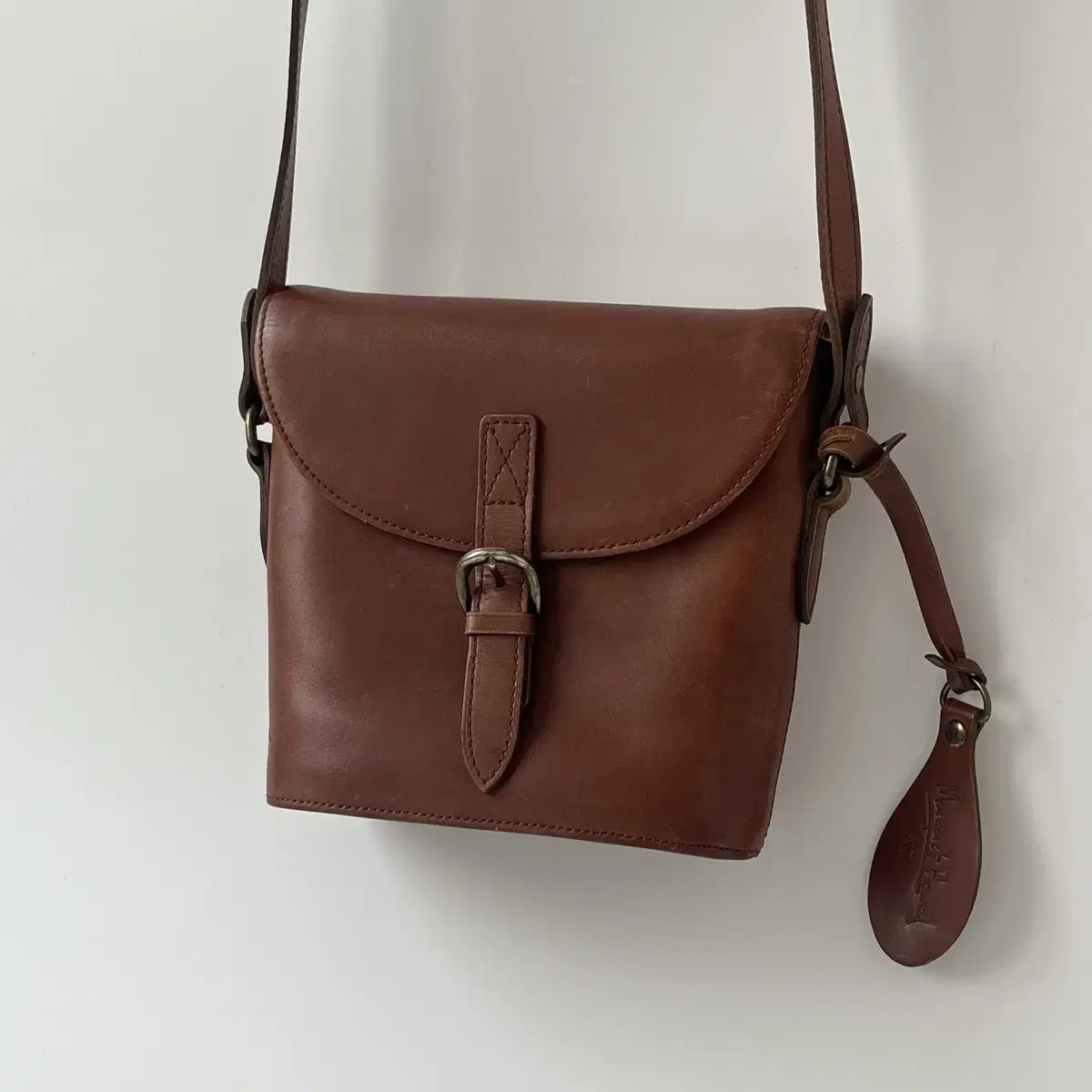 마가렛호웰 - leather shoulder bag (brown)